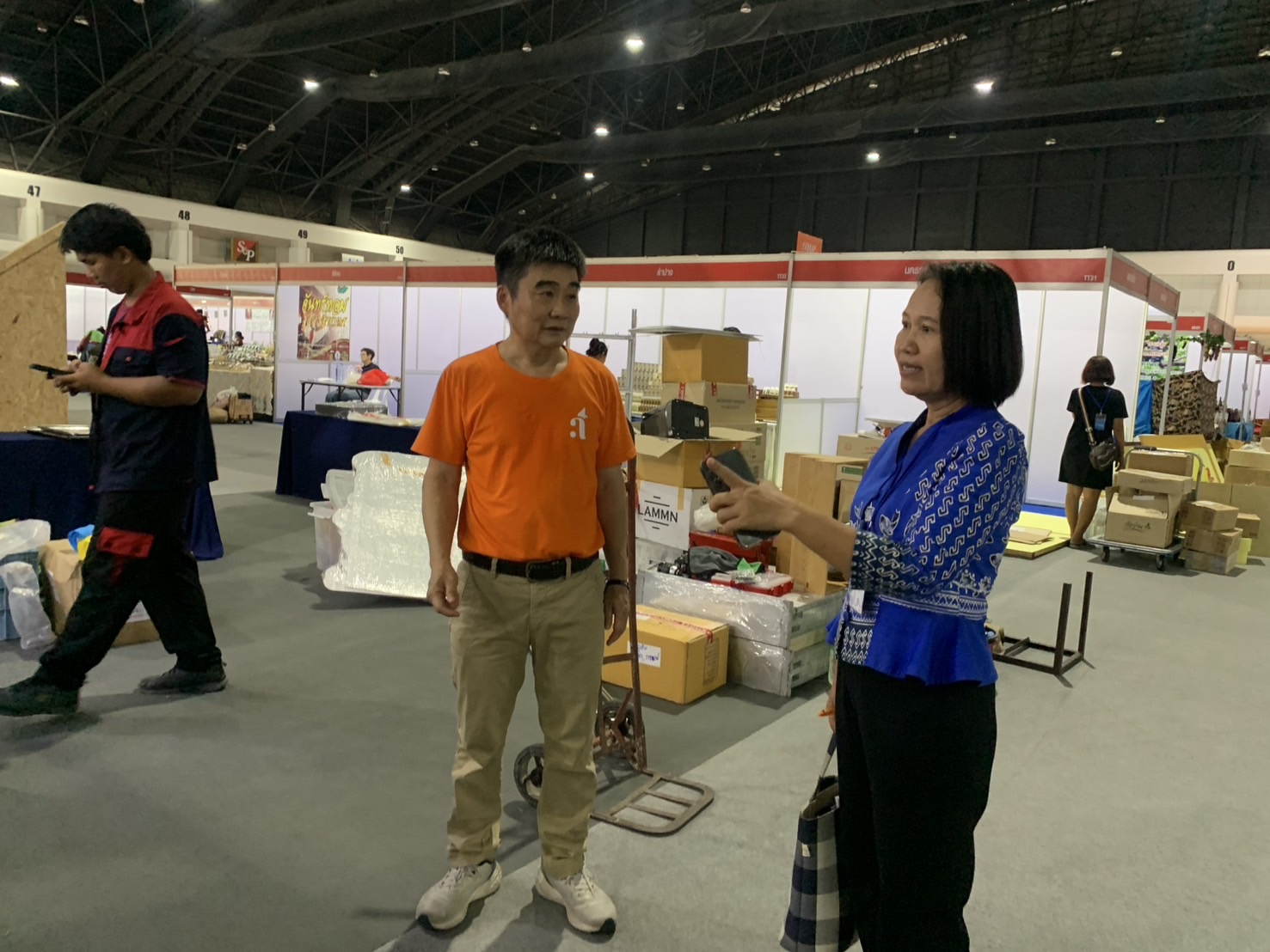 🛍️พช.เชิงเทรา นำผู้ผลิต ผู้ประกอบการ OTOP เตรียมความพร้อมร่วมจำหน่ายในงาน ศิลปาชีพ ประทีปไทย OTOP หลอมดวงใจ ด้วยพระบารมี