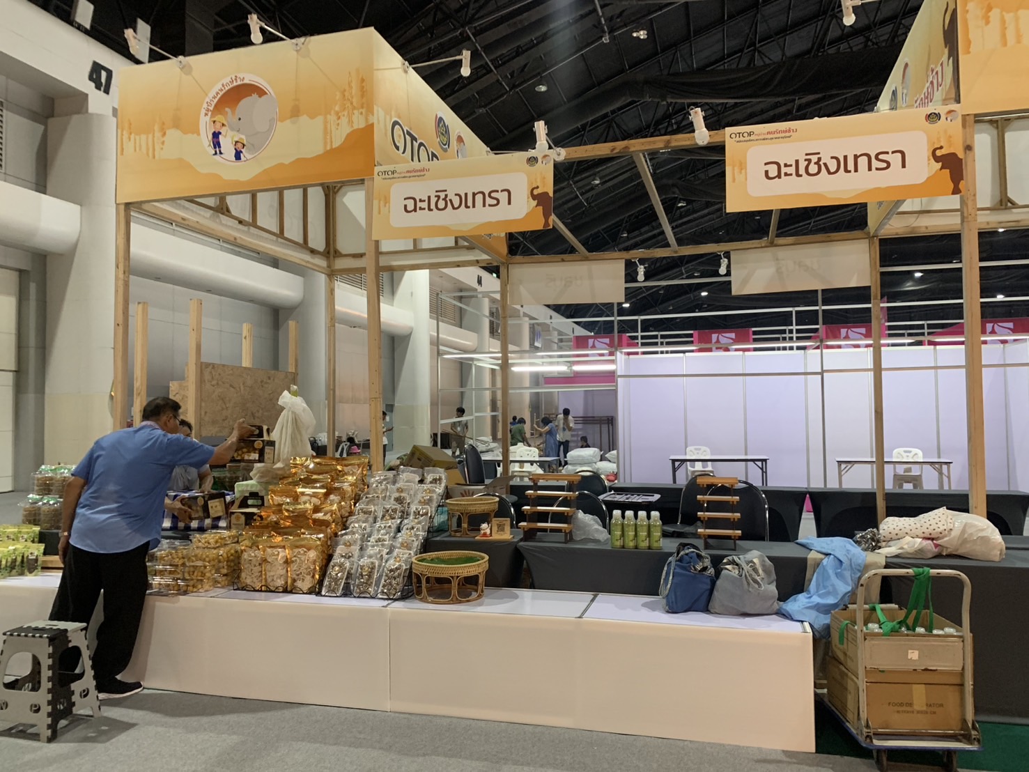 🛍️พช.เชิงเทรา นำผู้ผลิต ผู้ประกอบการ OTOP เตรียมความพร้อมร่วมจำหน่ายในงาน ศิลปาชีพ ประทีปไทย OTOP หลอมดวงใจ ด้วยพระบารมี