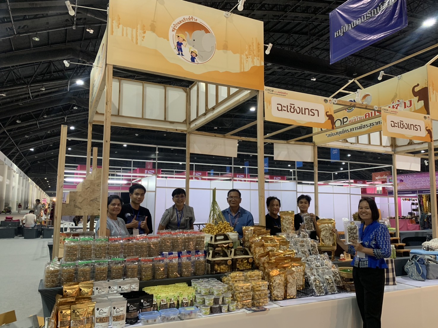 🛍️พช.เชิงเทรา นำผู้ผลิต ผู้ประกอบการ OTOP เตรียมความพร้อมร่วมจำหน่ายในงาน ศิลปาชีพ ประทีปไทย OTOP หลอมดวงใจ ด้วยพระบารมี