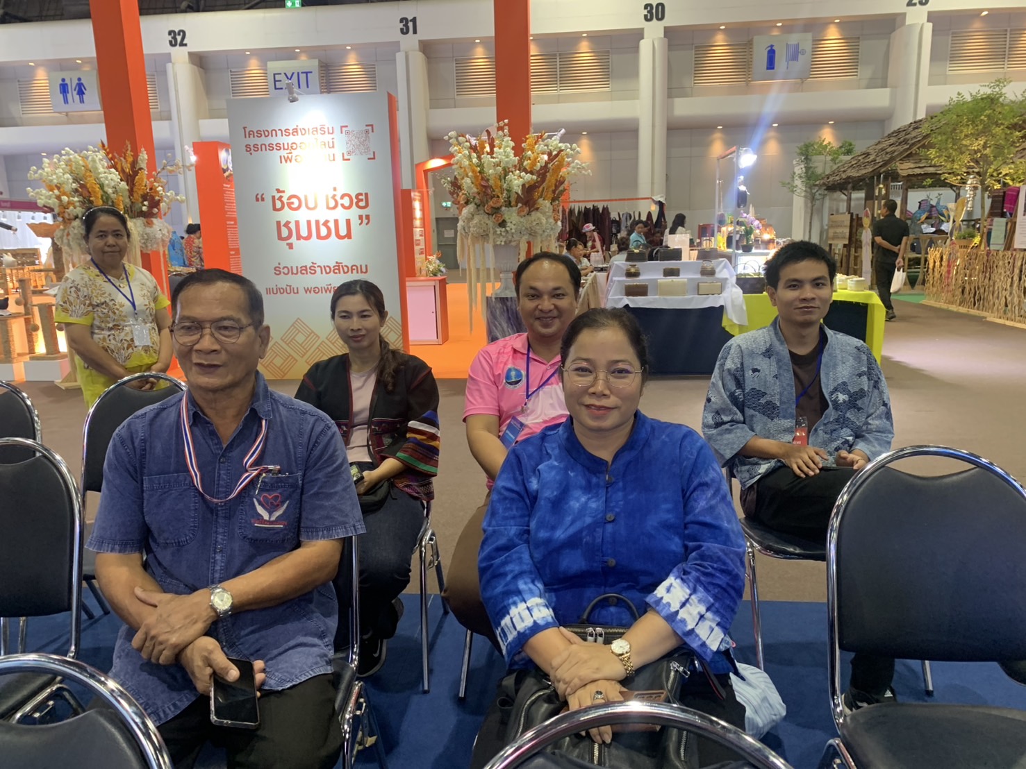 💻พช.เชิงเทรา นำผู้ผลิต ผู้ประกอบการ OTOP ร่วมกิจกรรม Live Streming จำหน่ายสินค้า ผ่านแพลตฟอร์ม TikTok “OTOP ยุคใหม่ ช้อปได้ แค่ปลายนิ้ว” ในงาน ศิลปาชีพ ประทีปไทย OTOP หลอมดวงใจ ด้วยพระบารมี