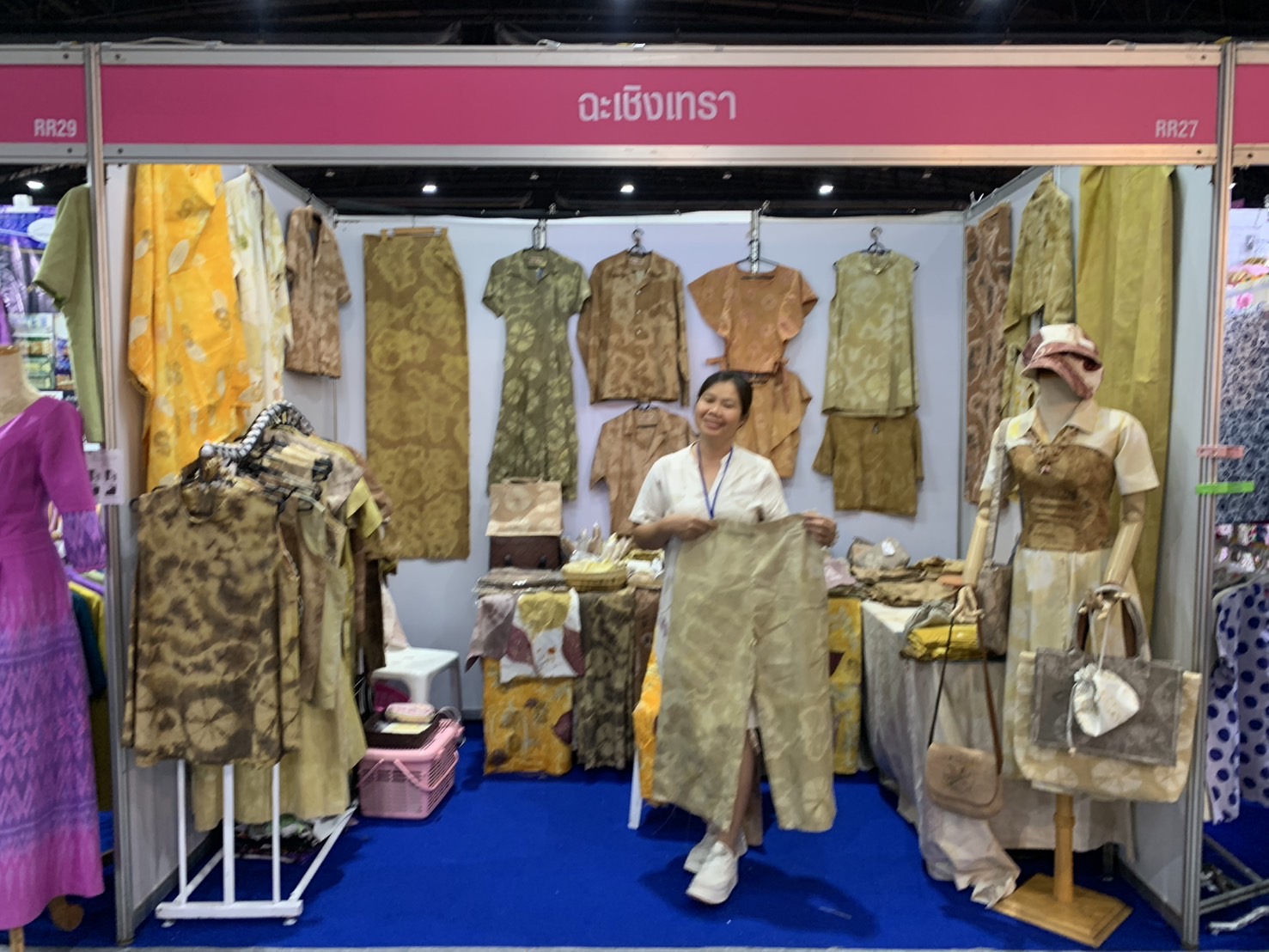 🛍️เปิดฉากวันแรก พช.ฉะเชิงเทรา นำผู้ผลิต ผู้ประกอบการ OTOP ร่วมจำหน่ายในงานศิลปาชีพ ประทีปไทย OTOP หลอมดวงใจ ด้วยพระบารมี