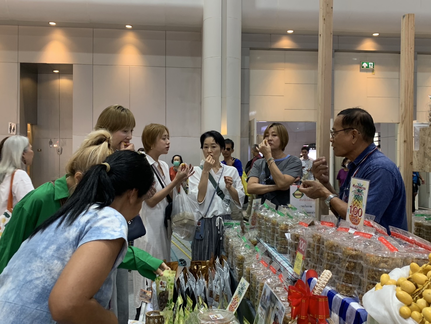 🛍️เปิดฉากวันแรก พช.ฉะเชิงเทรา นำผู้ผลิต ผู้ประกอบการ OTOP ร่วมจำหน่ายในงานศิลปาชีพ ประทีปไทย OTOP หลอมดวงใจ ด้วยพระบารมี