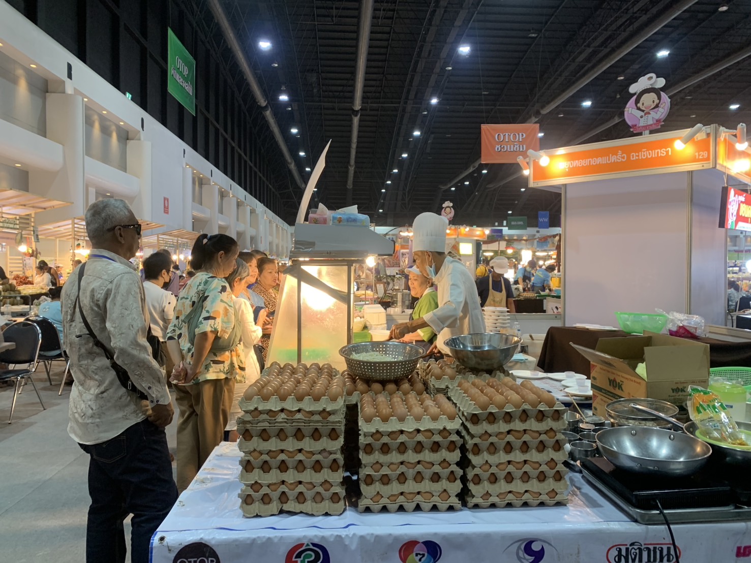 🛍️เปิดฉากวันแรก พช.ฉะเชิงเทรา นำผู้ผลิต ผู้ประกอบการ OTOP ร่วมจำหน่ายในงานศิลปาชีพ ประทีปไทย OTOP หลอมดวงใจ ด้วยพระบารมี