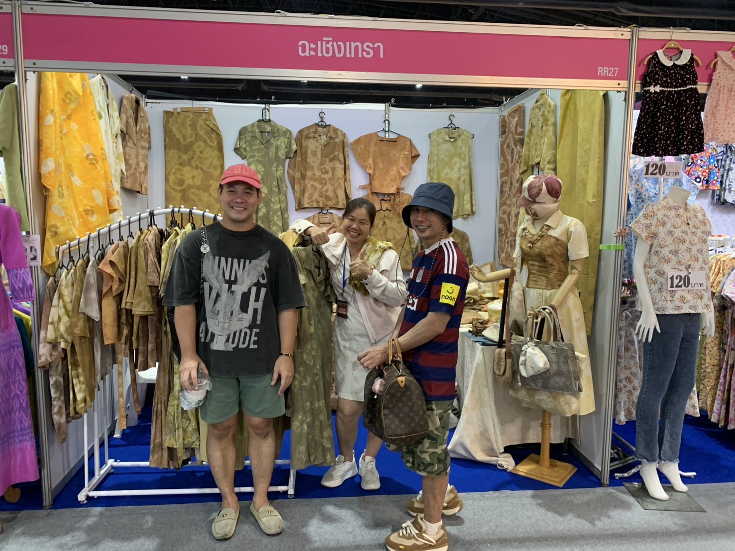 🛍️เปิดฉากวันแรก พช.ฉะเชิงเทรา นำผู้ผลิต ผู้ประกอบการ OTOP ร่วมจำหน่ายในงานศิลปาชีพ ประทีปไทย OTOP หลอมดวงใจ ด้วยพระบารมี