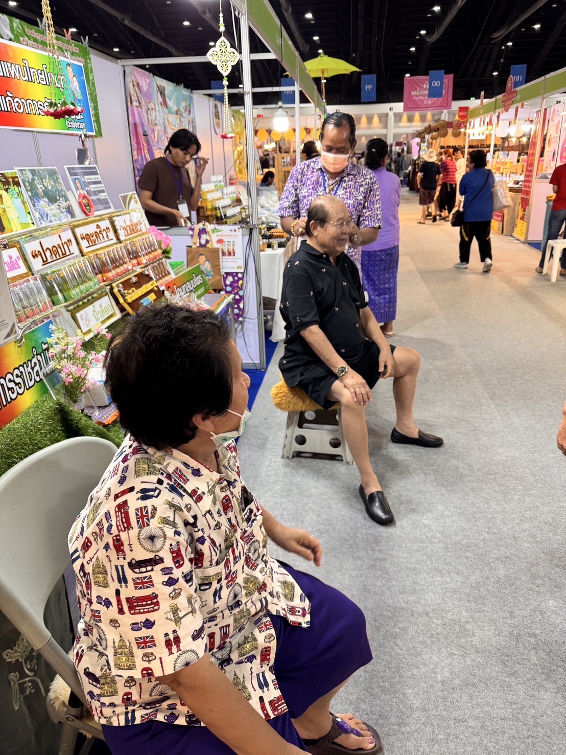 🛍️เปิดฉากวันแรก พช.ฉะเชิงเทรา นำผู้ผลิต ผู้ประกอบการ OTOP ร่วมจำหน่ายในงานศิลปาชีพ ประทีปไทย OTOP หลอมดวงใจ ด้วยพระบารมี