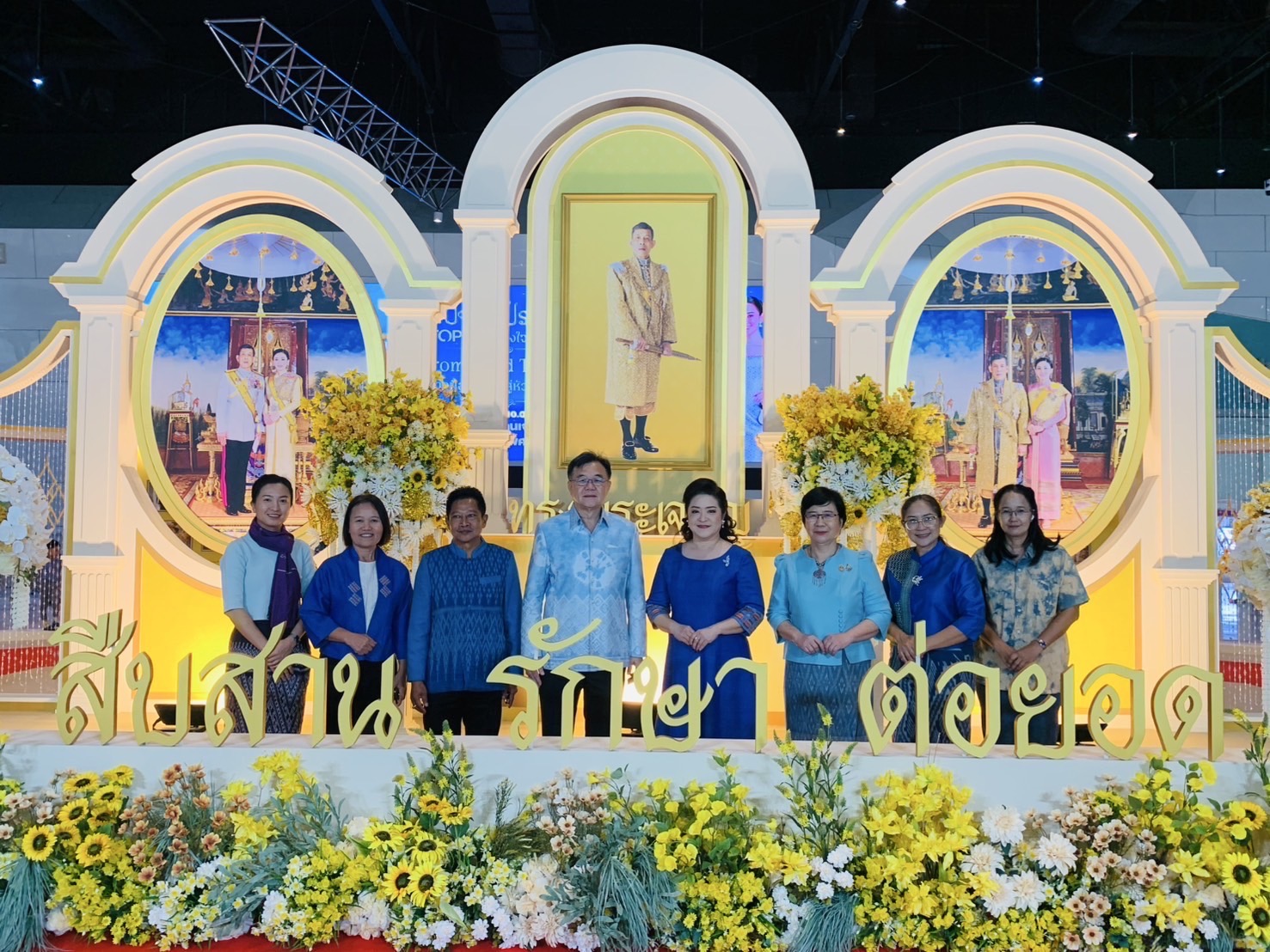 🎊จังหวัดฉะเชิงเทรา ร่วมพิธีเปิดงานศิลปาชีพประทีปไทย OTOP หลอมดวงใจ ด้วยพระบารมี ปี 2568