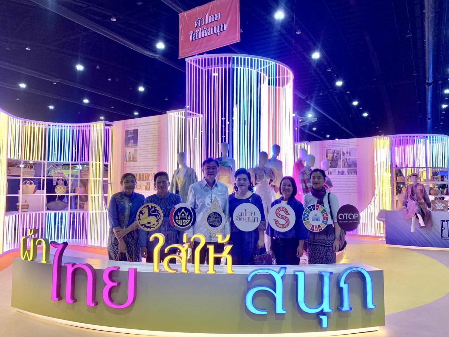 🎊จังหวัดฉะเชิงเทรา ร่วมพิธีเปิดงานศิลปาชีพประทีปไทย OTOP หลอมดวงใจ ด้วยพระบารมี ปี 2568