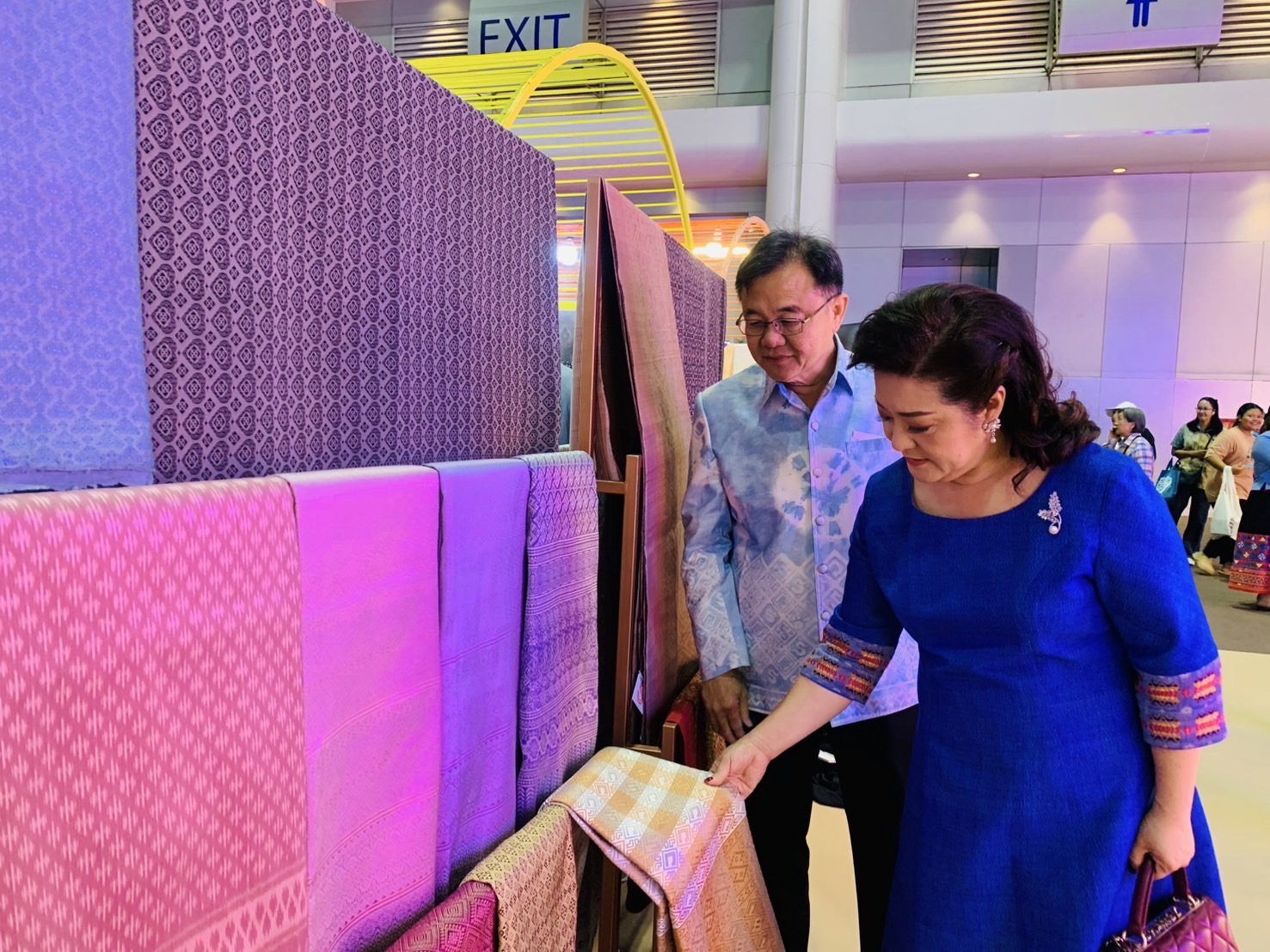 🎊จังหวัดฉะเชิงเทรา ร่วมพิธีเปิดงานศิลปาชีพประทีปไทย OTOP หลอมดวงใจ ด้วยพระบารมี ปี 2568