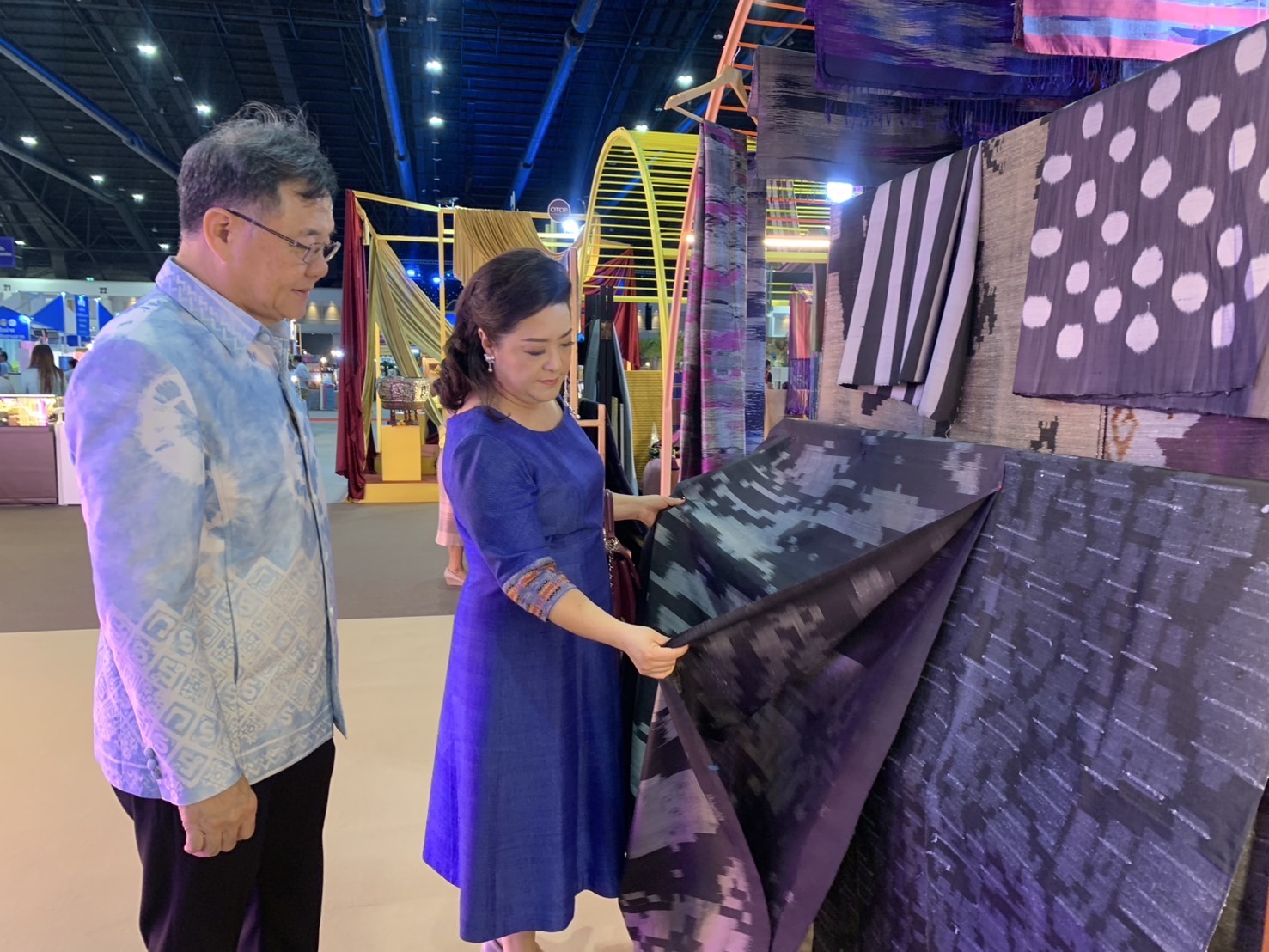 🎊จังหวัดฉะเชิงเทรา ร่วมพิธีเปิดงานศิลปาชีพประทีปไทย OTOP หลอมดวงใจ ด้วยพระบารมี ปี 2568