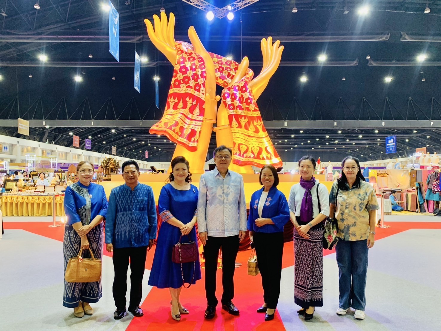 🎊จังหวัดฉะเชิงเทรา ร่วมพิธีเปิดงานศิลปาชีพประทีปไทย OTOP หลอมดวงใจ ด้วยพระบารมี ปี 2568