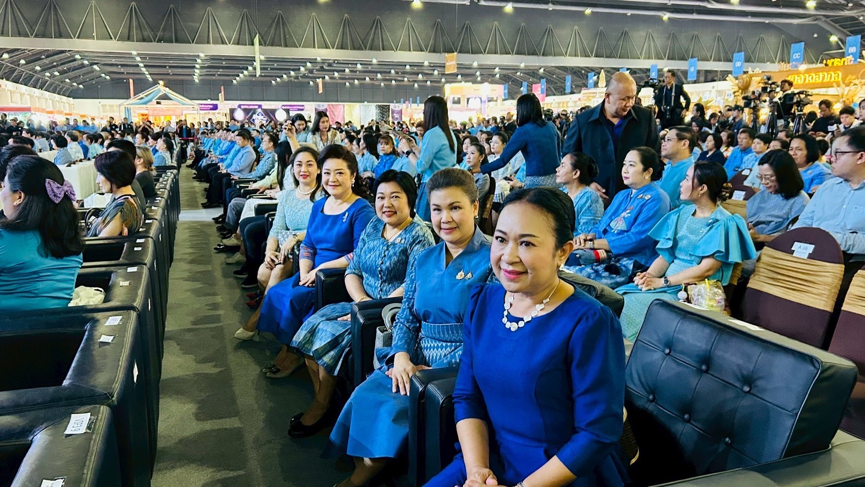 🎊จังหวัดฉะเชิงเทรา ร่วมพิธีเปิดงานศิลปาชีพประทีปไทย OTOP หลอมดวงใจ ด้วยพระบารมี ปี 2568