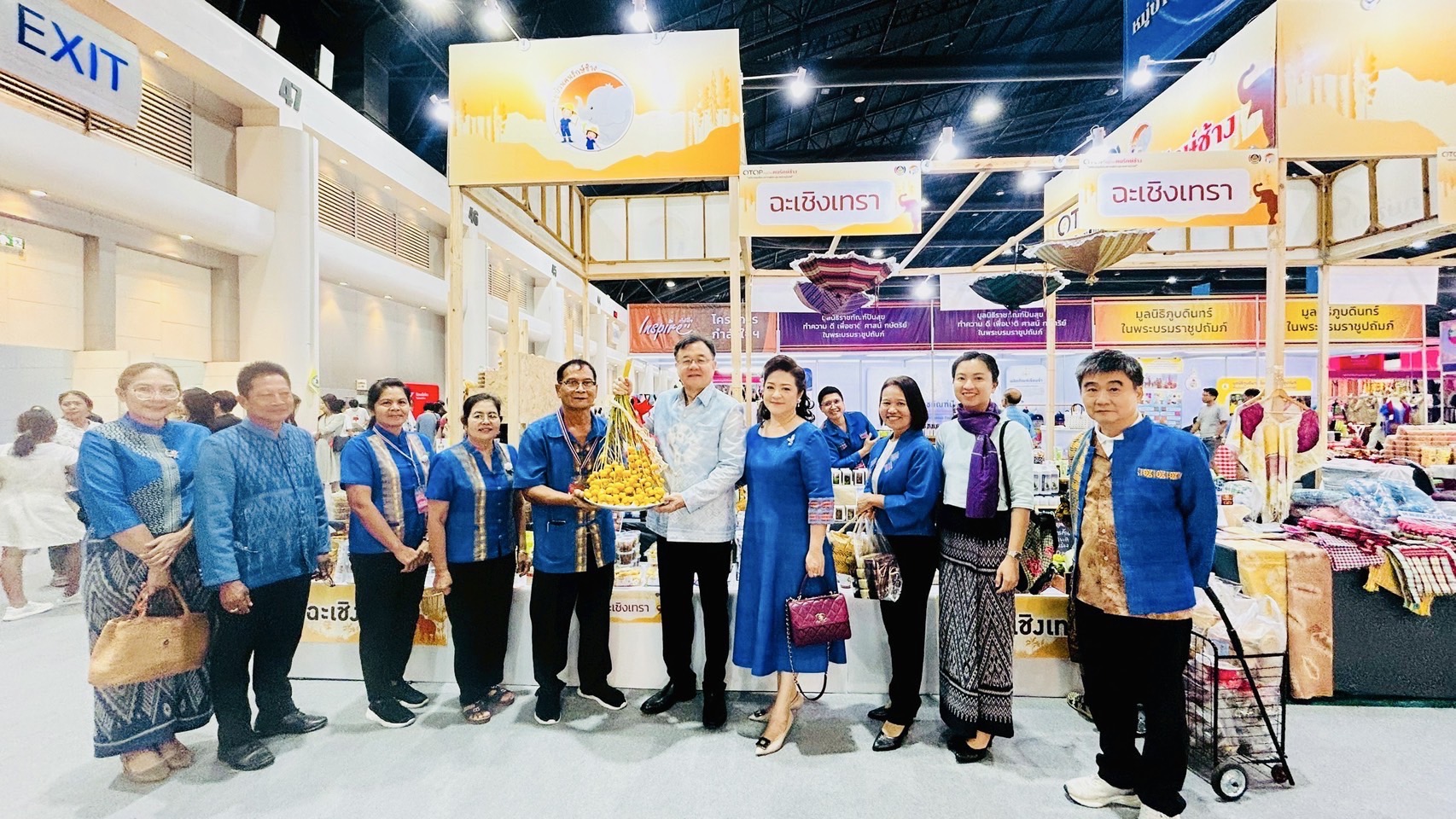 🎊จังหวัดฉะเชิงเทรา ร่วมพิธีเปิดงานศิลปาชีพประทีปไทย OTOP หลอมดวงใจ ด้วยพระบารมี ปี 2568