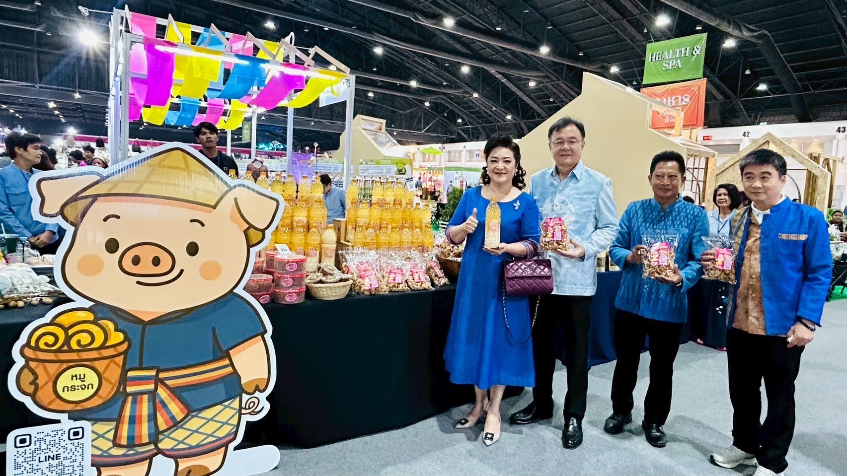 🛍️พช.ฉะเชิงเทรา นำผู้ผลิต ผู้ประกอบการ OTOP ร่วมจำหน่ายในงานศิลปาชีพ ประทีปไทย OTOP หลอมดวงใจ ด้วยพระบารมี (วันที่ 3)