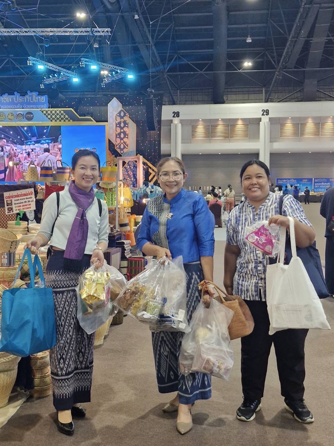 🛍️พช.ฉะเชิงเทรา นำผู้ผลิต ผู้ประกอบการ OTOP ร่วมจำหน่ายในงานศิลปาชีพ ประทีปไทย OTOP หลอมดวงใจ ด้วยพระบารมี (วันที่ 3)