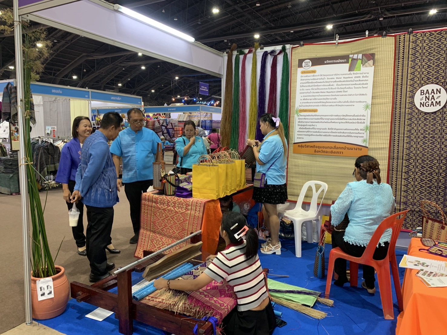 🛍️พช.ฉะเชิงเทรา นำผู้ผลิต ผู้ประกอบการ OTOP ร่วมจำหน่ายในงานศิลปาชีพ ประทีปไทย OTOP หลอมดวงใจ ด้วยพระบารมี (วันที่ 3)