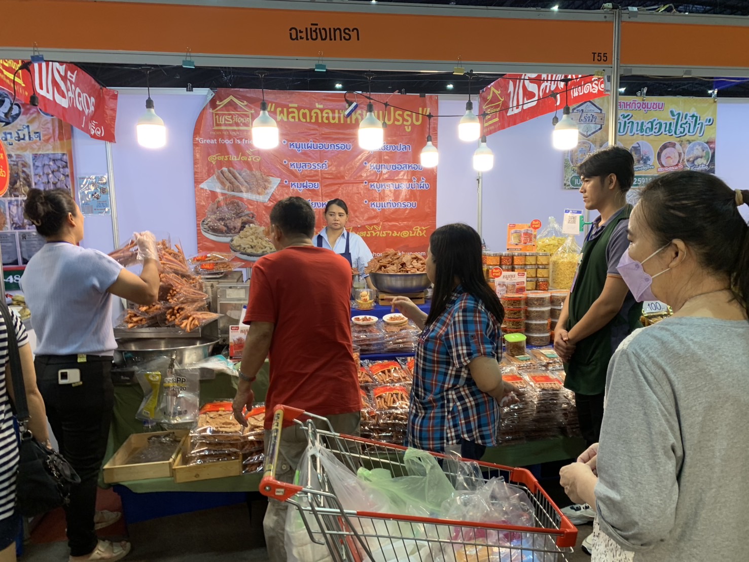 🛍️พช.ฉะเชิงเทรา นำผู้ผลิต ผู้ประกอบการ OTOP ร่วมจำหน่ายในงานศิลปาชีพ ประทีปไทย OTOP หลอมดวงใจ ด้วยพระบารมี (วันที่ 3)