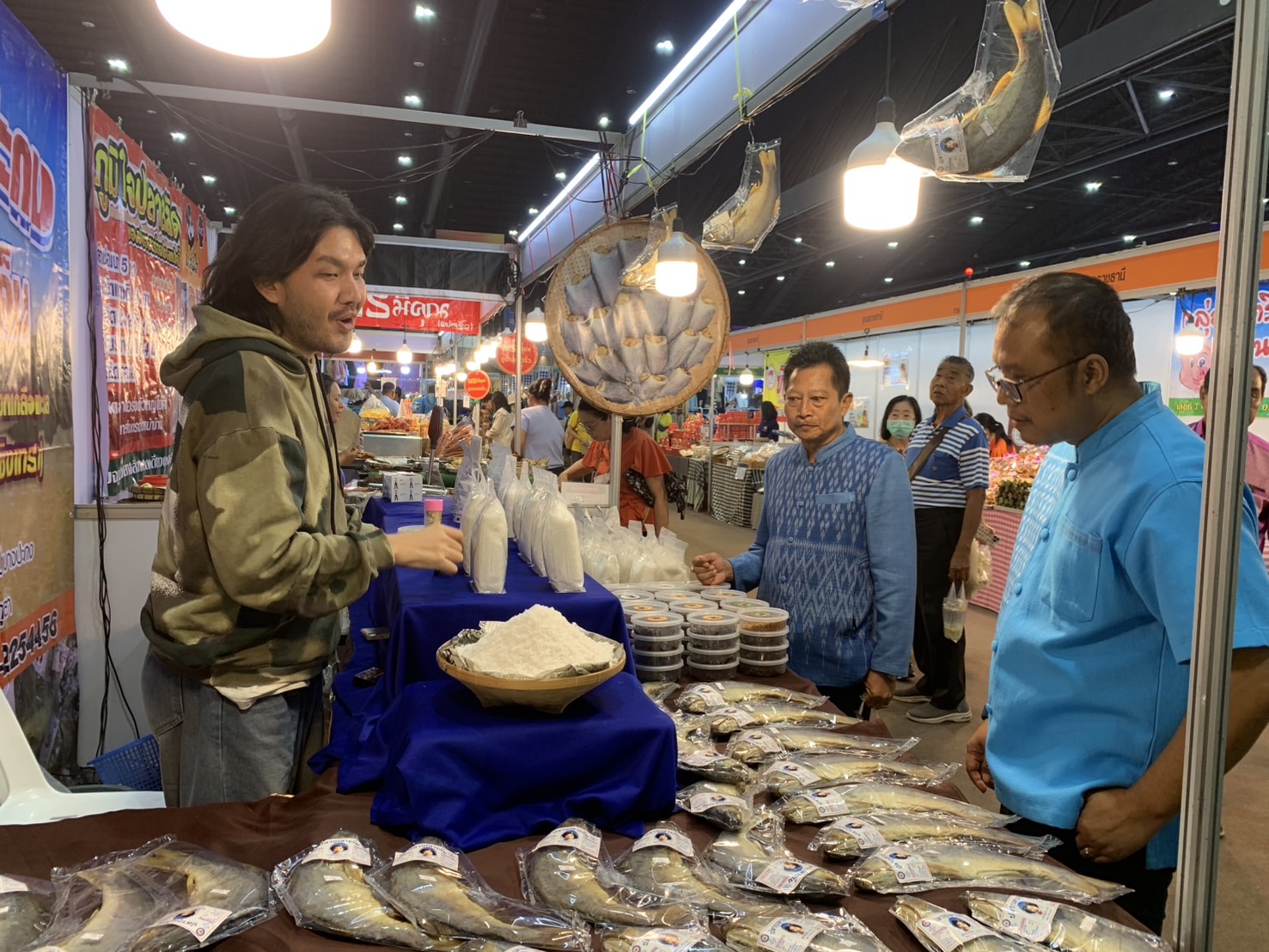 🛍️พช.ฉะเชิงเทรา นำผู้ผลิต ผู้ประกอบการ OTOP ร่วมจำหน่ายในงานศิลปาชีพ ประทีปไทย OTOP หลอมดวงใจ ด้วยพระบารมี (วันที่ 3)