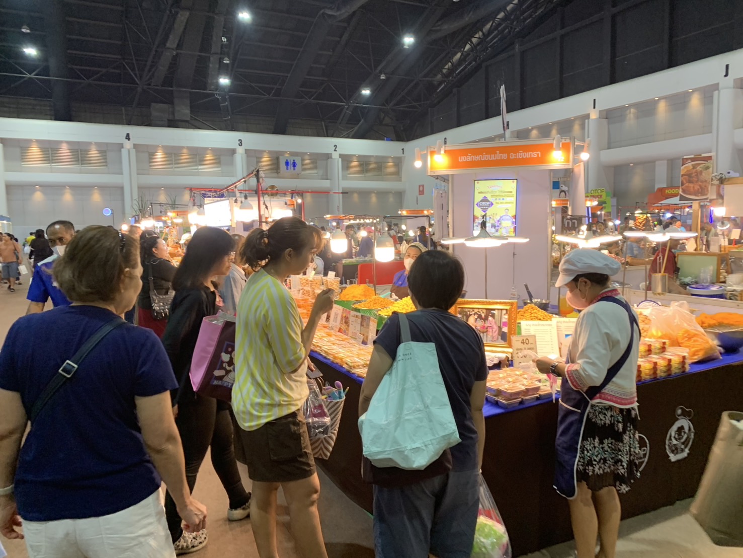 🛍️พช.ฉะเชิงเทรา นำผู้ผลิต ผู้ประกอบการ OTOP ร่วมจำหน่ายในงานศิลปาชีพ ประทีปไทย OTOP หลอมดวงใจ ด้วยพระบารมี (วันที่ 3)