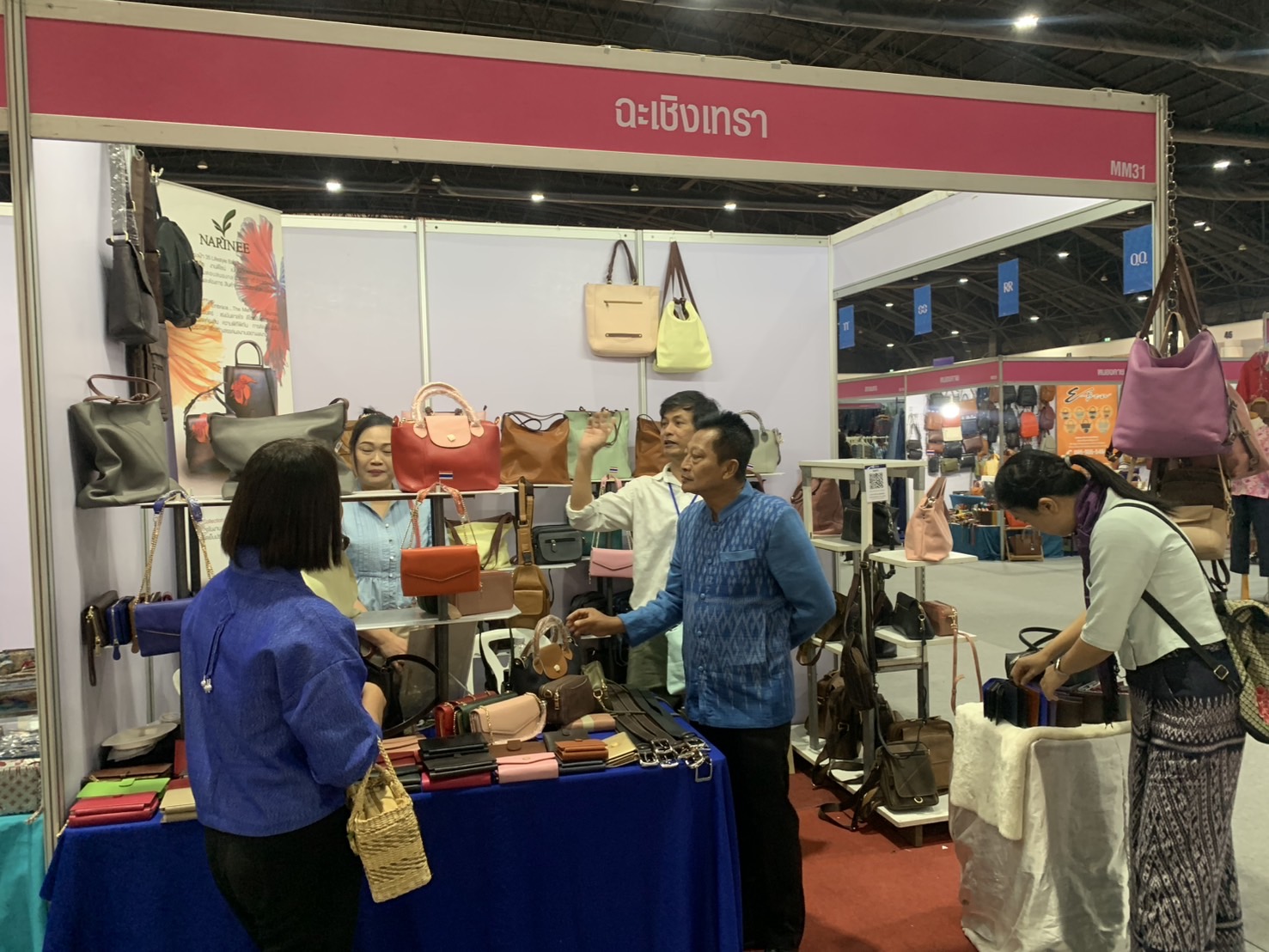 🛍️พช.ฉะเชิงเทรา นำผู้ผลิต ผู้ประกอบการ OTOP ร่วมจำหน่ายในงานศิลปาชีพ ประทีปไทย OTOP หลอมดวงใจ ด้วยพระบารมี (วันที่ 3)