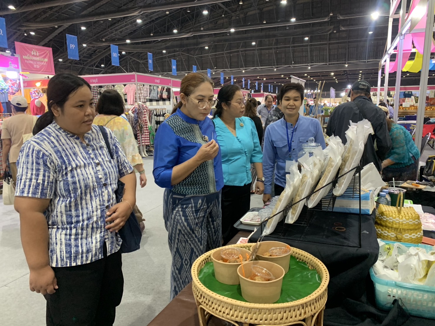 🛍️พช.ฉะเชิงเทรา นำผู้ผลิต ผู้ประกอบการ OTOP ร่วมจำหน่ายในงานศิลปาชีพ ประทีปไทย OTOP หลอมดวงใจ ด้วยพระบารมี (วันที่ 3)