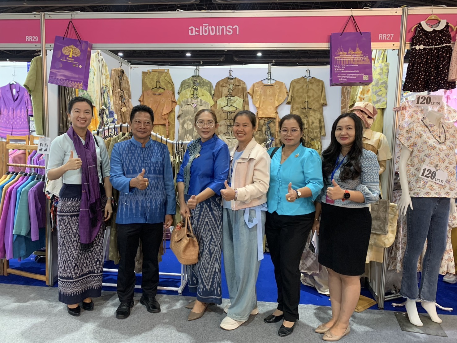 🛍️พช.ฉะเชิงเทรา นำผู้ผลิต ผู้ประกอบการ OTOP ร่วมจำหน่ายในงานศิลปาชีพ ประทีปไทย OTOP หลอมดวงใจ ด้วยพระบารมี (วันที่ 3)