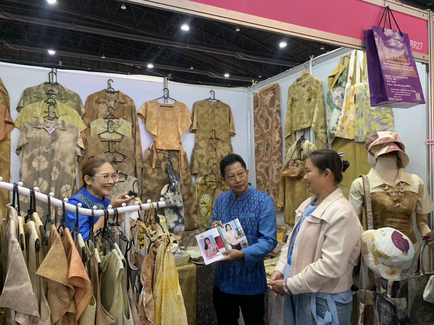 🛍️พช.ฉะเชิงเทรา นำผู้ผลิต ผู้ประกอบการ OTOP ร่วมจำหน่ายในงานศิลปาชีพ ประทีปไทย OTOP หลอมดวงใจ ด้วยพระบารมี (วันที่ 3)