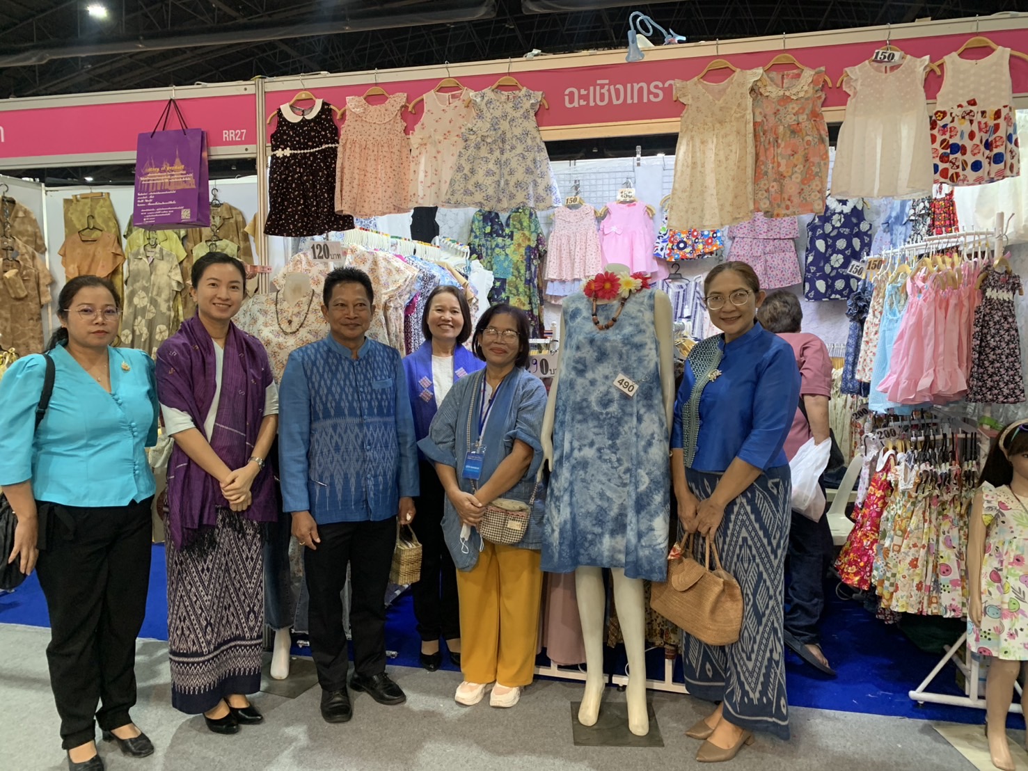 🛍️พช.ฉะเชิงเทรา นำผู้ผลิต ผู้ประกอบการ OTOP ร่วมจำหน่ายในงานศิลปาชีพ ประทีปไทย OTOP หลอมดวงใจ ด้วยพระบารมี (วันที่ 3)