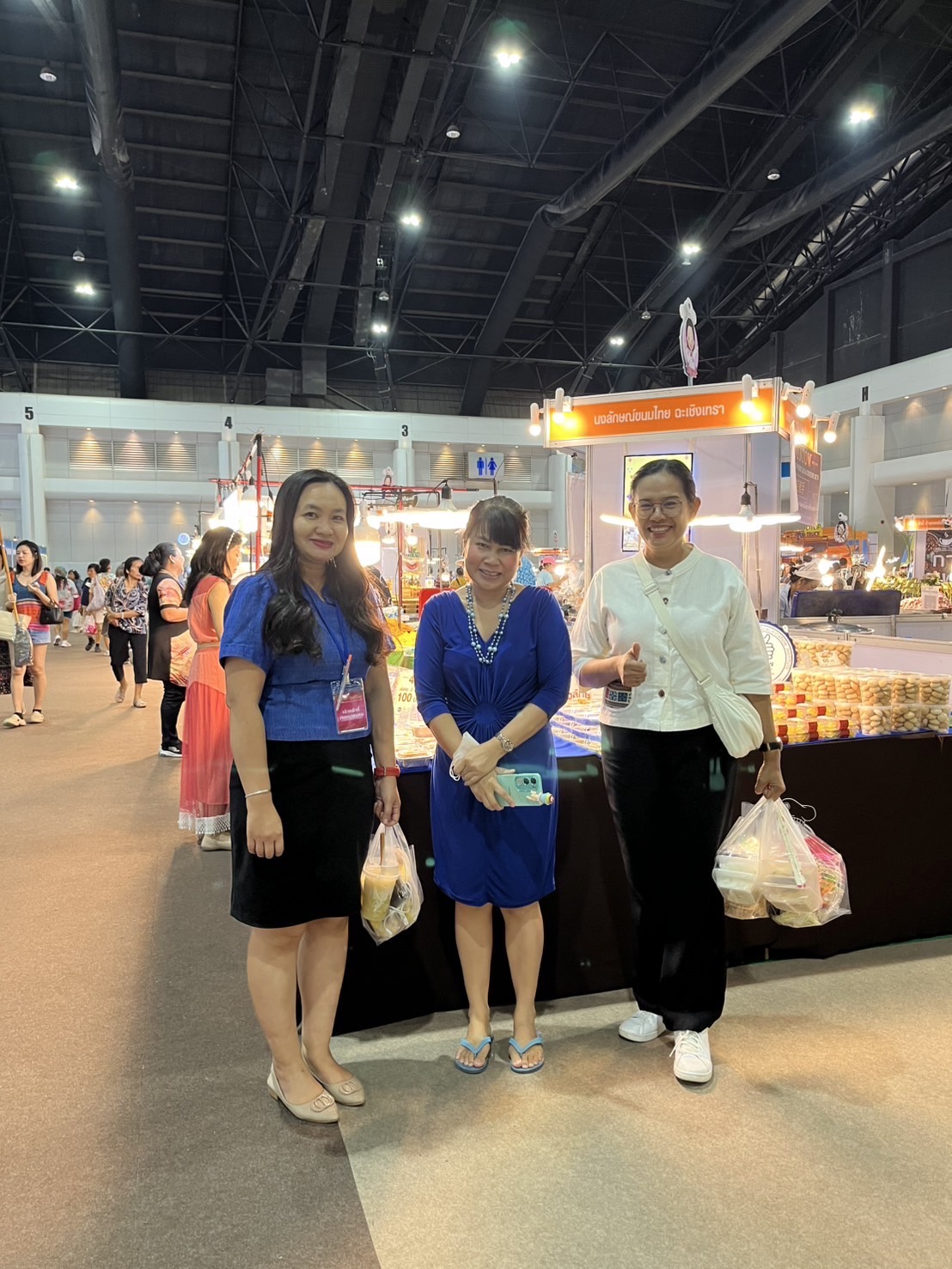 🛍️พช.ฉะเชิงเทรา นำผู้ผลิต ผู้ประกอบการ OTOP ร่วมจำหน่ายในงานศิลปาชีพ ประทีปไทย OTOP หลอมดวงใจ ด้วยพระบารมี (วันที่ 3)