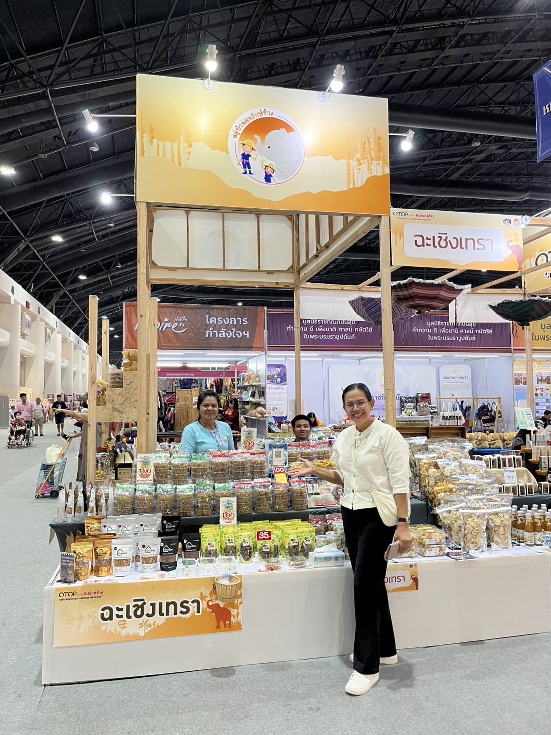 🛍️พช.ฉะเชิงเทรา นำผู้ผลิต ผู้ประกอบการ OTOP ร่วมจำหน่ายในงานศิลปาชีพ ประทีปไทย OTOP หลอมดวงใจ ด้วยพระบารมี (วันที่ 4)