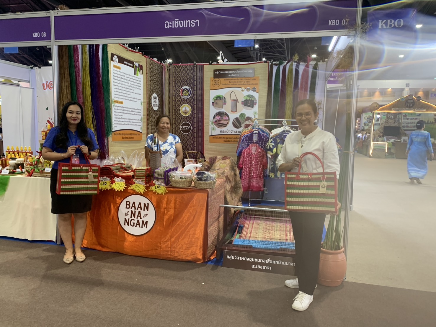 🛍️พช.ฉะเชิงเทรา นำผู้ผลิต ผู้ประกอบการ OTOP ร่วมจำหน่ายในงานศิลปาชีพ ประทีปไทย OTOP หลอมดวงใจ ด้วยพระบารมี (วันที่ 4)