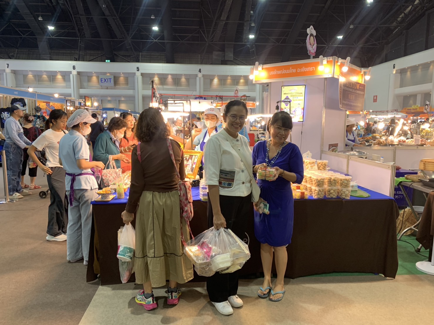 🛍️พช.ฉะเชิงเทรา นำผู้ผลิต ผู้ประกอบการ OTOP ร่วมจำหน่ายในงานศิลปาชีพ ประทีปไทย OTOP หลอมดวงใจ ด้วยพระบารมี (วันที่ 4)