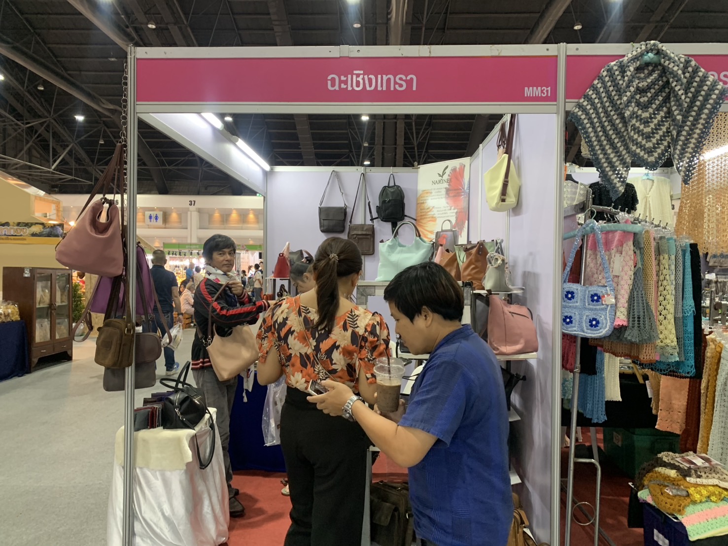 🛍️พช.ฉะเชิงเทรา นำผู้ผลิต ผู้ประกอบการ OTOP ร่วมจำหน่ายในงานศิลปาชีพ ประทีปไทย OTOP หลอมดวงใจ ด้วยพระบารมี (วันที่ 4)