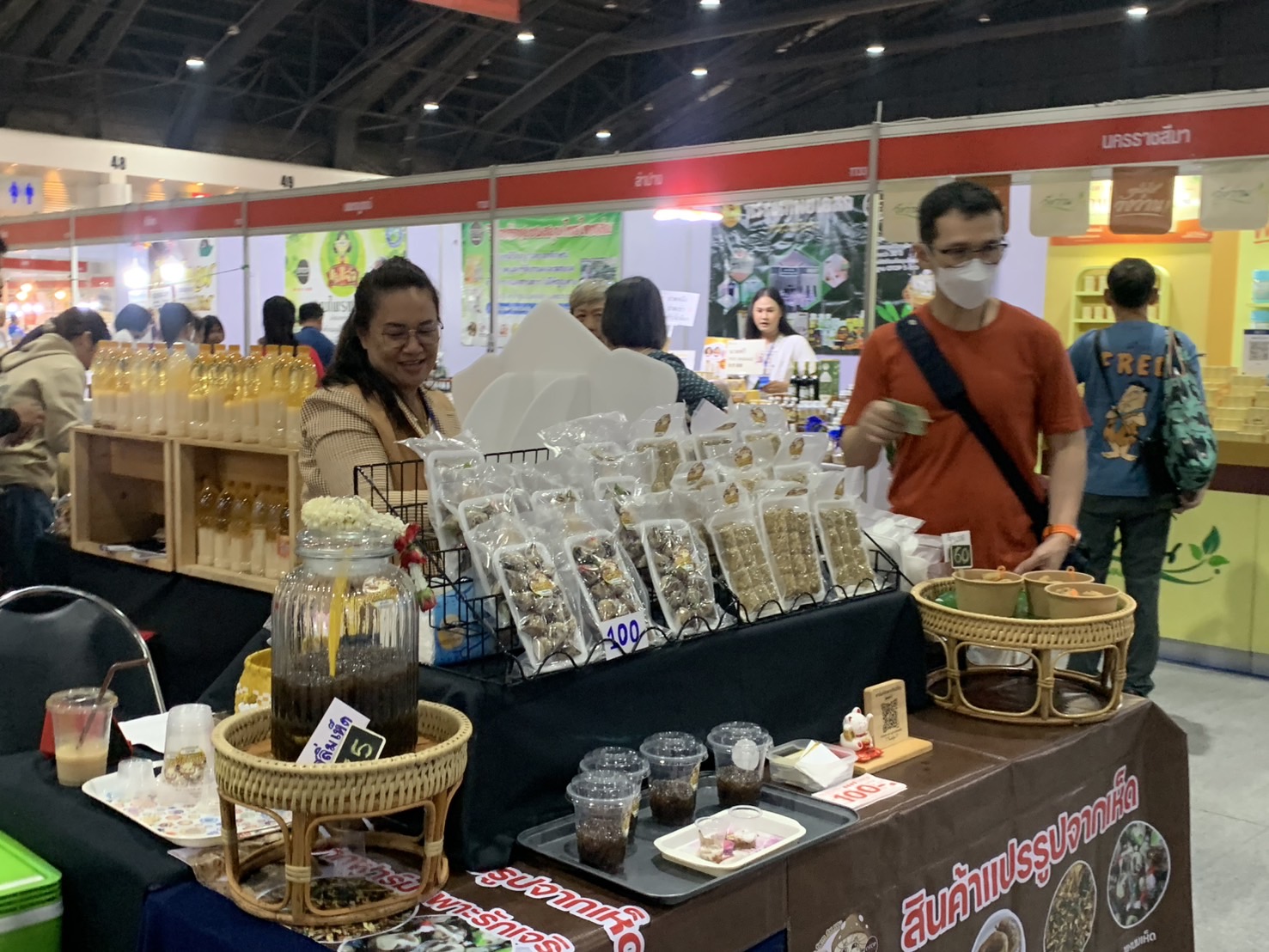 🛍️พช.ฉะเชิงเทรา นำผู้ผลิต ผู้ประกอบการ OTOP ร่วมจำหน่ายในงานศิลปาชีพ ประทีปไทย OTOP หลอมดวงใจ ด้วยพระบารมี (วันที่ 4)