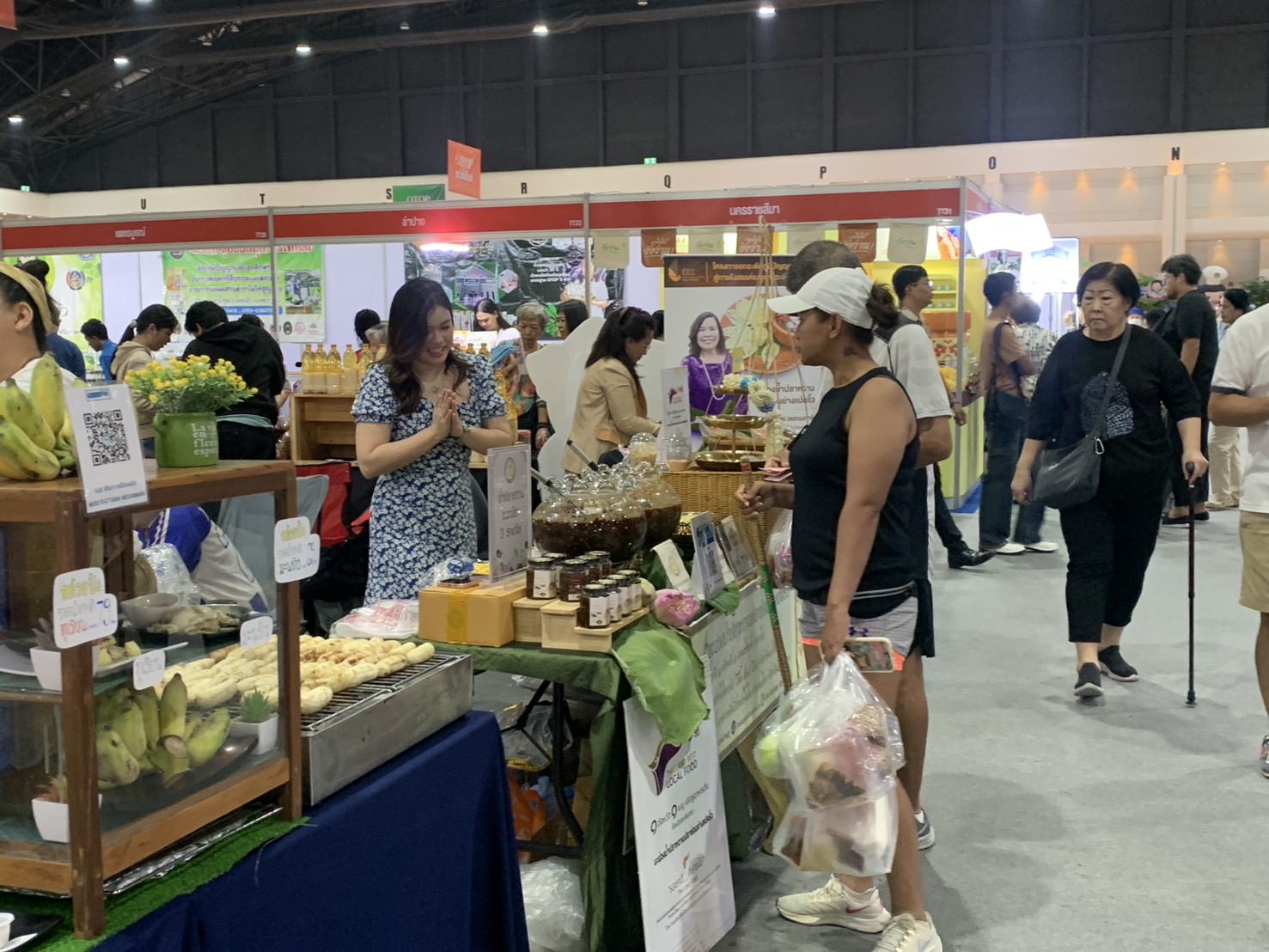 🛍️พช.ฉะเชิงเทรา นำผู้ผลิต ผู้ประกอบการ OTOP ร่วมจำหน่ายในงานศิลปาชีพ ประทีปไทย OTOP หลอมดวงใจ ด้วยพระบารมี (วันที่ 3)