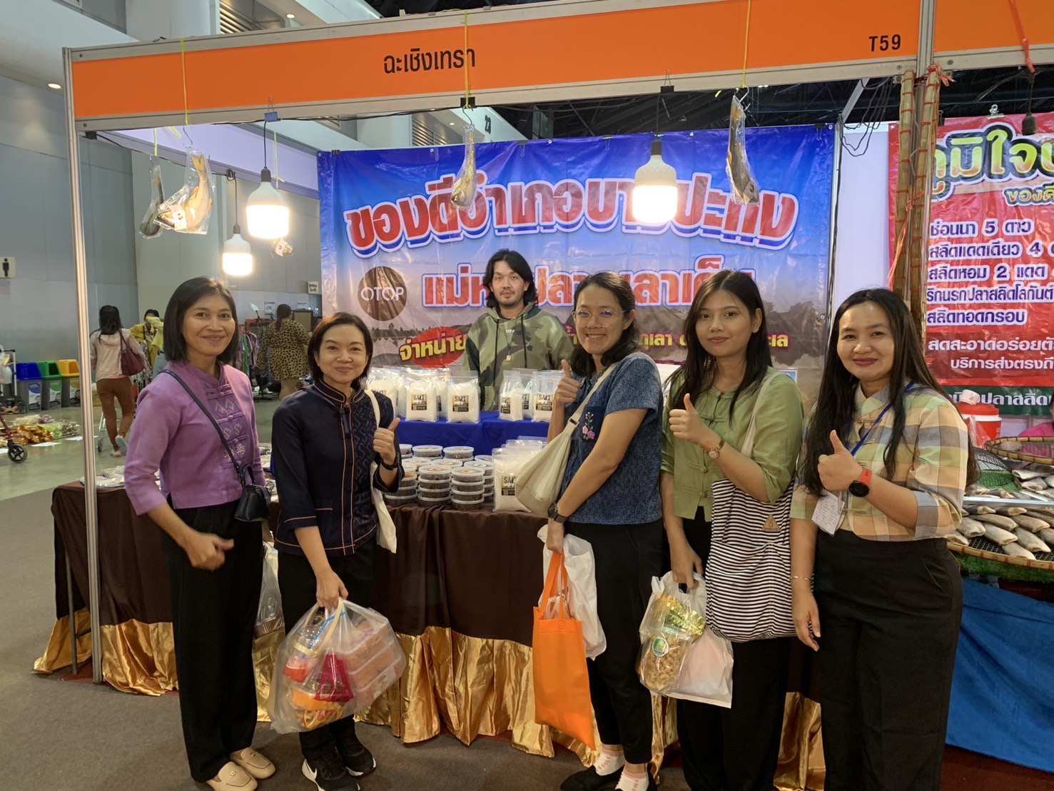 🛍️พช.ฉะเชิงเทรา นำผู้ผลิต ผู้ประกอบการ OTOP ร่วมจำหน่ายในงานศิลปาชีพ ประทีปไทย OTOP หลอมดวงใจ ด้วยพระบารมี (วันที่ 5)