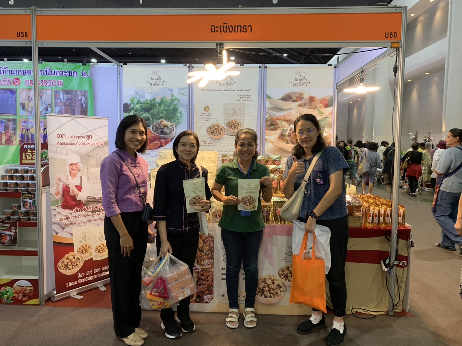 🛍️พช.ฉะเชิงเทรา นำผู้ผลิต ผู้ประกอบการ OTOP ร่วมจำหน่ายในงานศิลปาชีพ ประทีปไทย OTOP หลอมดวงใจ ด้วยพระบารมี (วันที่ 5)