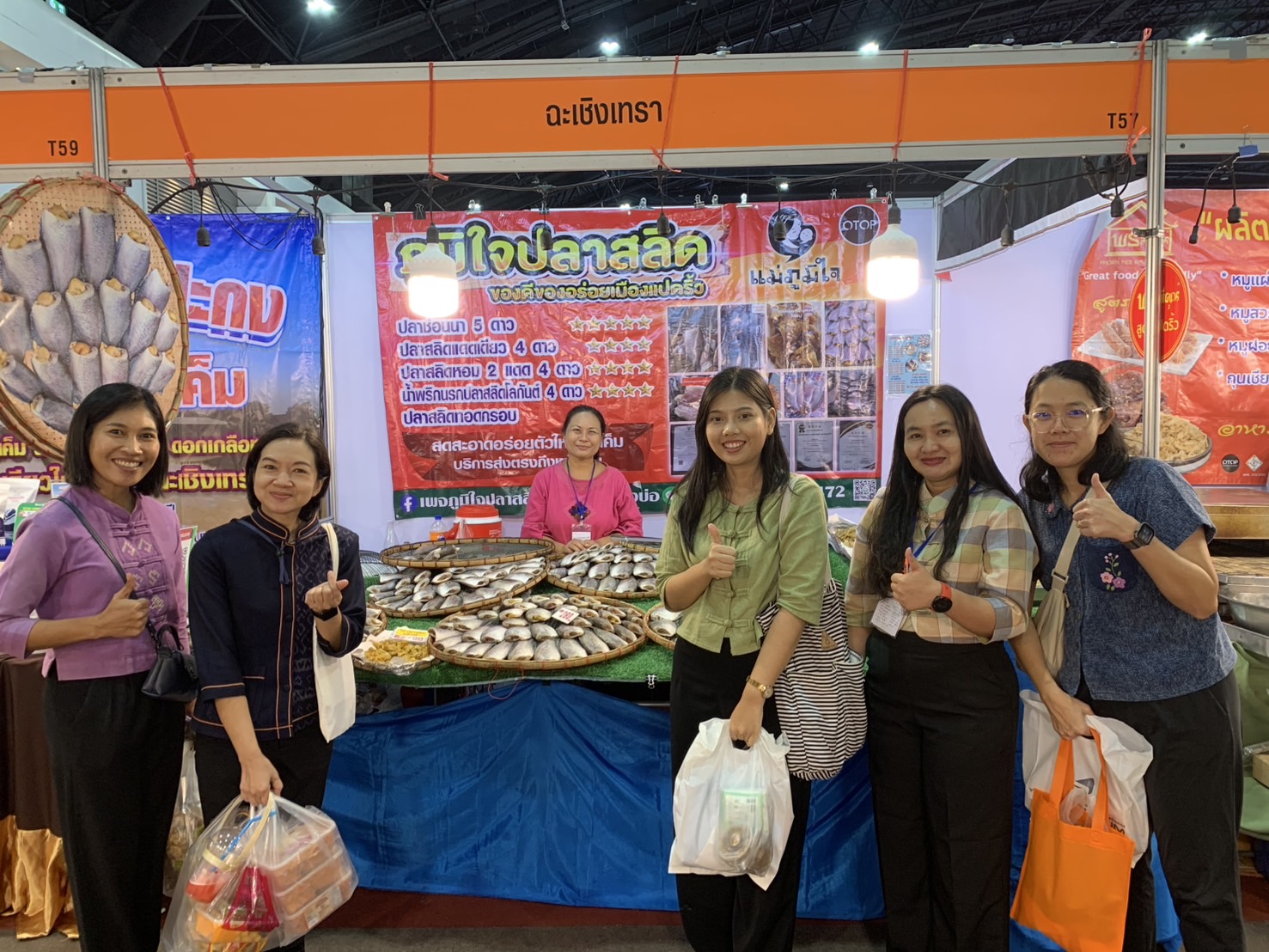 🛍️พช.ฉะเชิงเทรา นำผู้ผลิต ผู้ประกอบการ OTOP ร่วมจำหน่ายในงานศิลปาชีพ ประทีปไทย OTOP หลอมดวงใจ ด้วยพระบารมี (วันที่ 5)