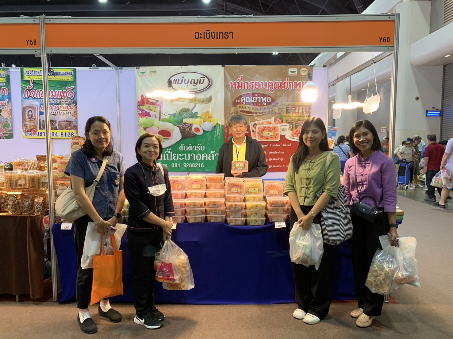 🛍️พช.ฉะเชิงเทรา นำผู้ผลิต ผู้ประกอบการ OTOP ร่วมจำหน่ายในงานศิลปาชีพ ประทีปไทย OTOP หลอมดวงใจ ด้วยพระบารมี (วันที่ 5)