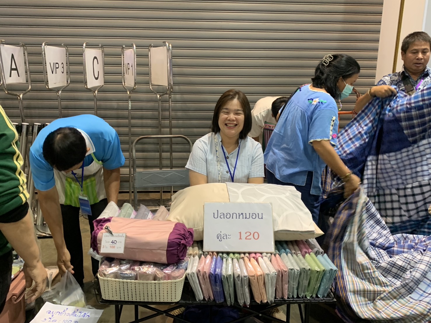 🛍️พช.ฉะเชิงเทรา นำผู้ผลิต ผู้ประกอบการ OTOP ร่วมจำหน่ายในงานศิลปาชีพ ประทีปไทย OTOP หลอมดวงใจ ด้วยพระบารมี (วันที่ 5)