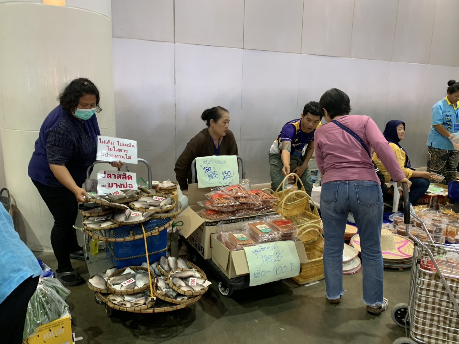 🛍️พช.ฉะเชิงเทรา นำผู้ผลิต ผู้ประกอบการ OTOP ร่วมจำหน่ายในงานศิลปาชีพ ประทีปไทย OTOP หลอมดวงใจ ด้วยพระบารมี (วันที่ 5)