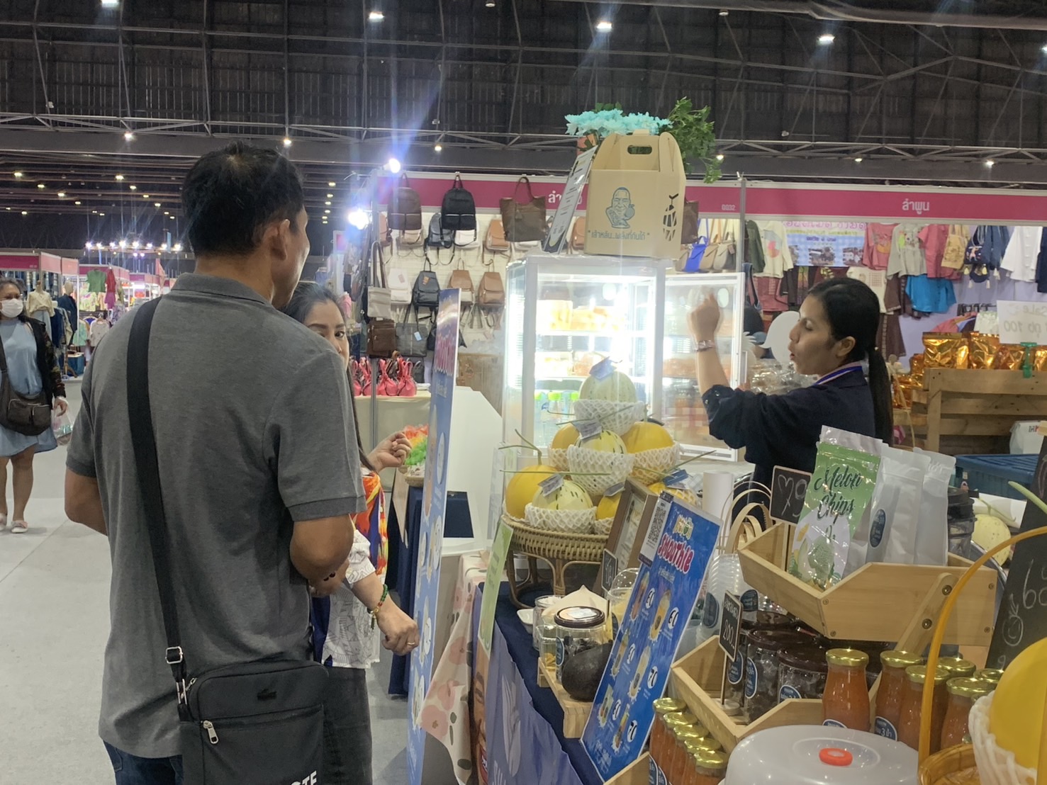 🛍️พช.ฉะเชิงเทรา นำผู้ผลิต ผู้ประกอบการ OTOP ร่วมจำหน่ายในงานศิลปาชีพ ประทีปไทย OTOP หลอมดวงใจ ด้วยพระบารมี (วันที่ 5)