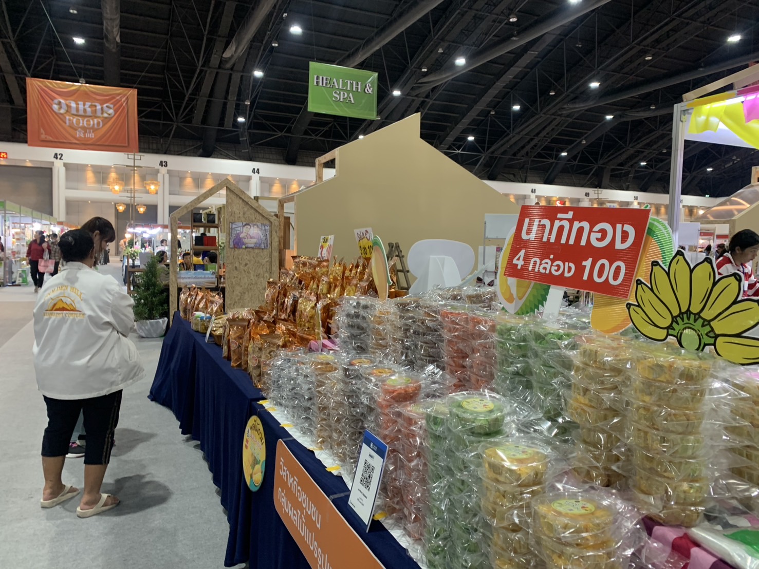 🛍️พช.ฉะเชิงเทรา นำผู้ผลิต ผู้ประกอบการ OTOP ร่วมจำหน่ายในงานศิลปาชีพ ประทีปไทย OTOP หลอมดวงใจ ด้วยพระบารมี (วันที่ 5)