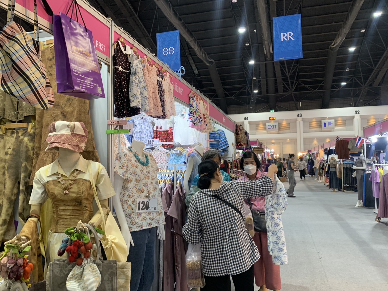 🛍️พช.ฉะเชิงเทรา นำผู้ผลิต ผู้ประกอบการ OTOP ร่วมจำหน่ายในงานศิลปาชีพ ประทีปไทย OTOP หลอมดวงใจ ด้วยพระบารมี (วันที่ 5)