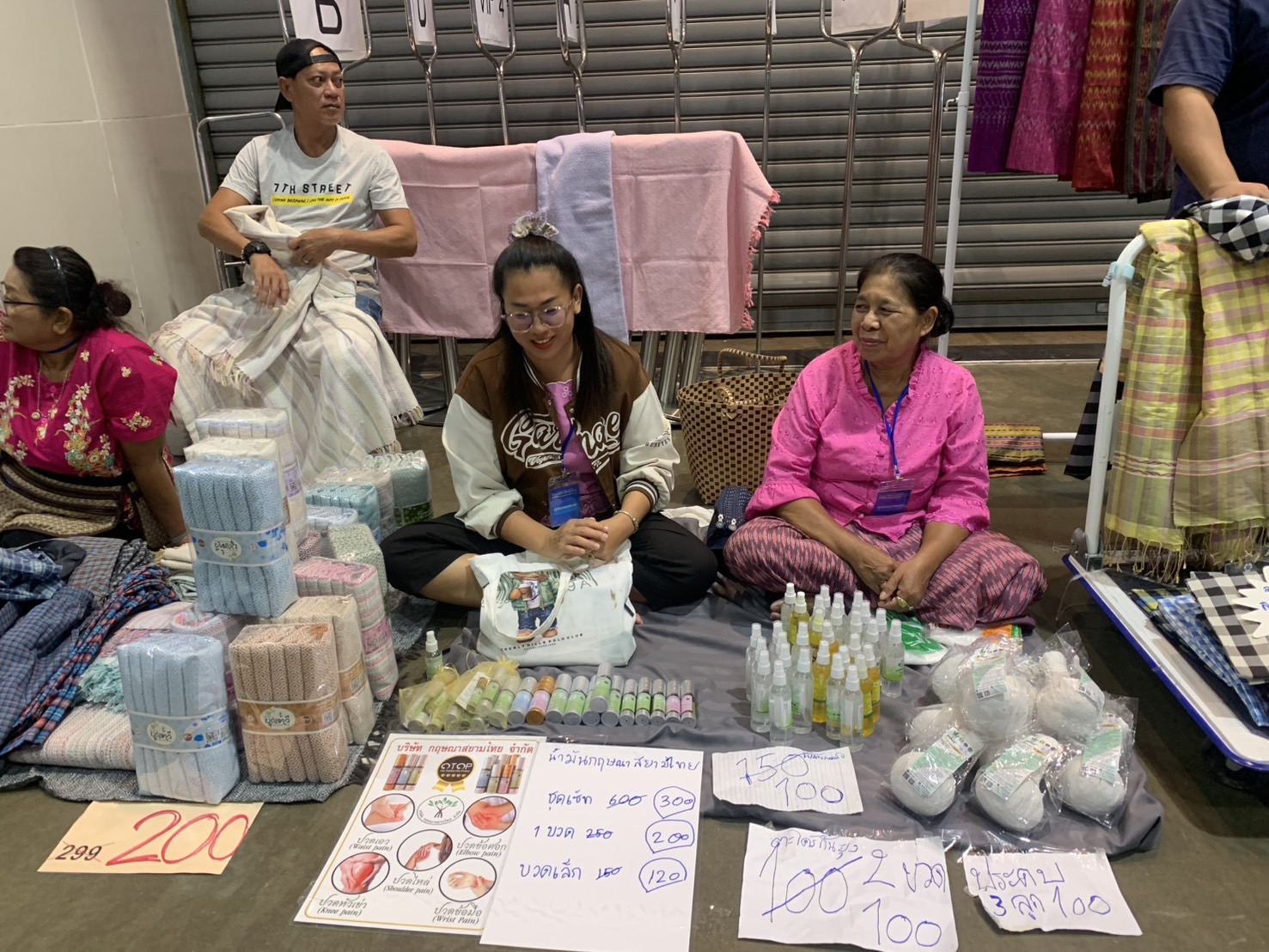 🛍️พช.ฉะเชิงเทรา นำผู้ผลิต ผู้ประกอบการ OTOP ร่วมจำหน่ายในงานศิลปาชีพ ประทีปไทย OTOP หลอมดวงใจ ด้วยพระบารมี (วันที่ 5)