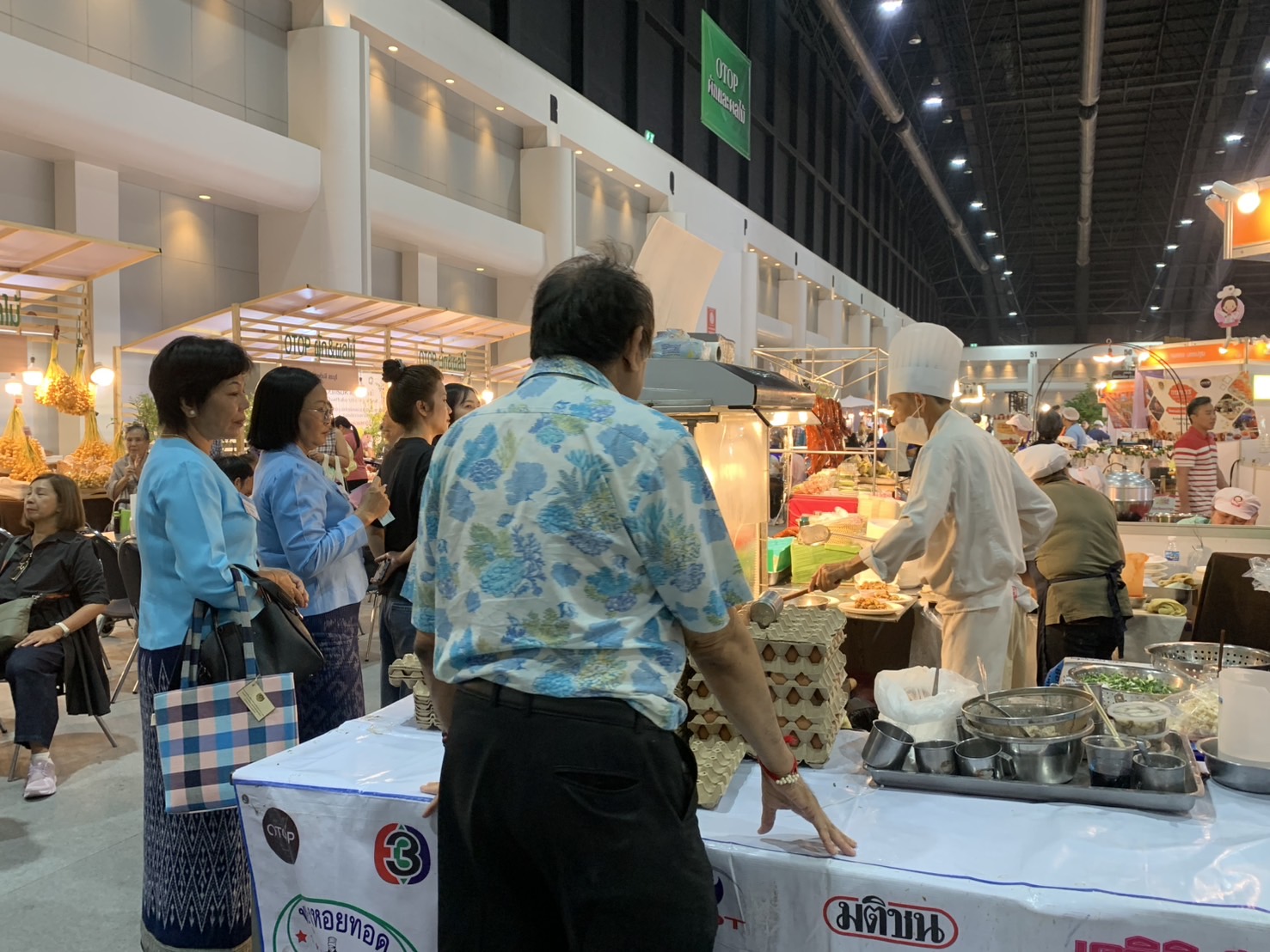 🛍️พช.ฉะเชิงเทรา นำผู้ผลิต ผู้ประกอบการ OTOP ร่วมจำหน่ายในงานศิลปาชีพ ประทีปไทย OTOP หลอมดวงใจ ด้วยพระบารมี (วันที่ 5)