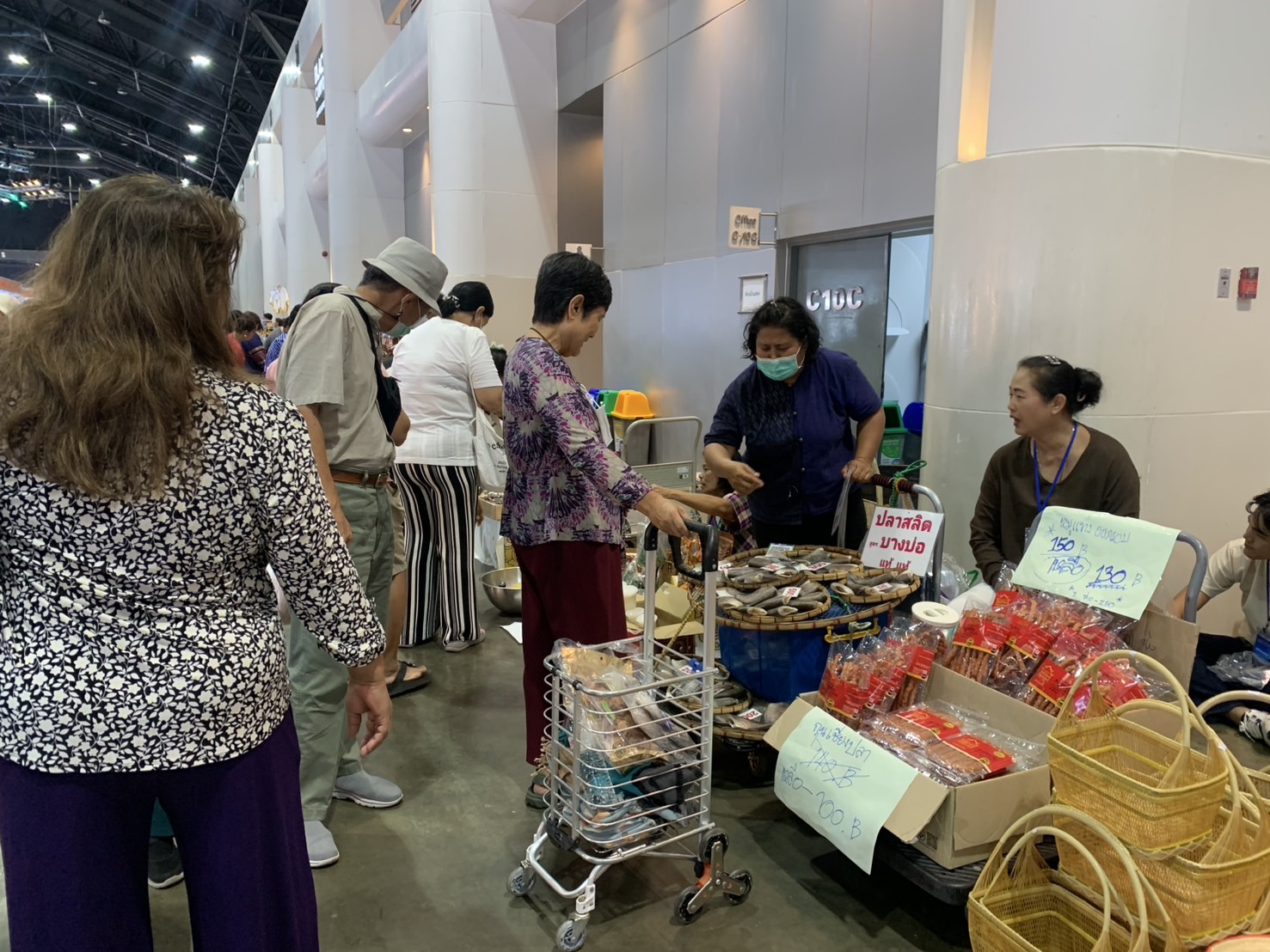 🛍️พช.ฉะเชิงเทรา นำผู้ผลิต ผู้ประกอบการ OTOP ร่วมจำหน่ายในงานศิลปาชีพ ประทีปไทย OTOP หลอมดวงใจ ด้วยพระบารมี (วันที่ 5)