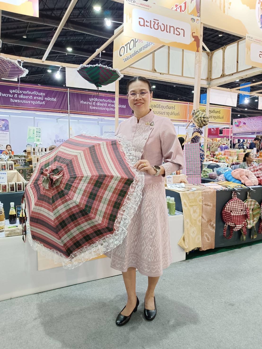 🛍️พช.ฉะเชิงเทรา นำผู้ผลิต ผู้ประกอบการ OTOP ร่วมจำหน่ายในงานศิลปาชีพ ประทีปไทย OTOP หลอมดวงใจ ด้วยพระบารมี (วันที่ 6)