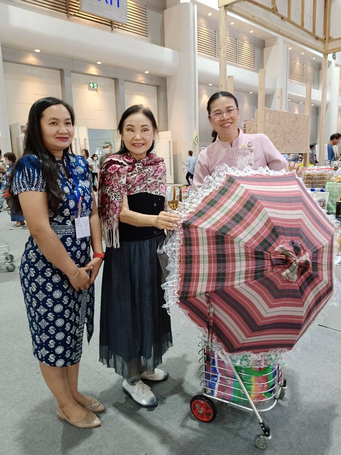 🛍️พช.ฉะเชิงเทรา นำผู้ผลิต ผู้ประกอบการ OTOP ร่วมจำหน่ายในงานศิลปาชีพ ประทีปไทย OTOP หลอมดวงใจ ด้วยพระบารมี (วันที่ 6)