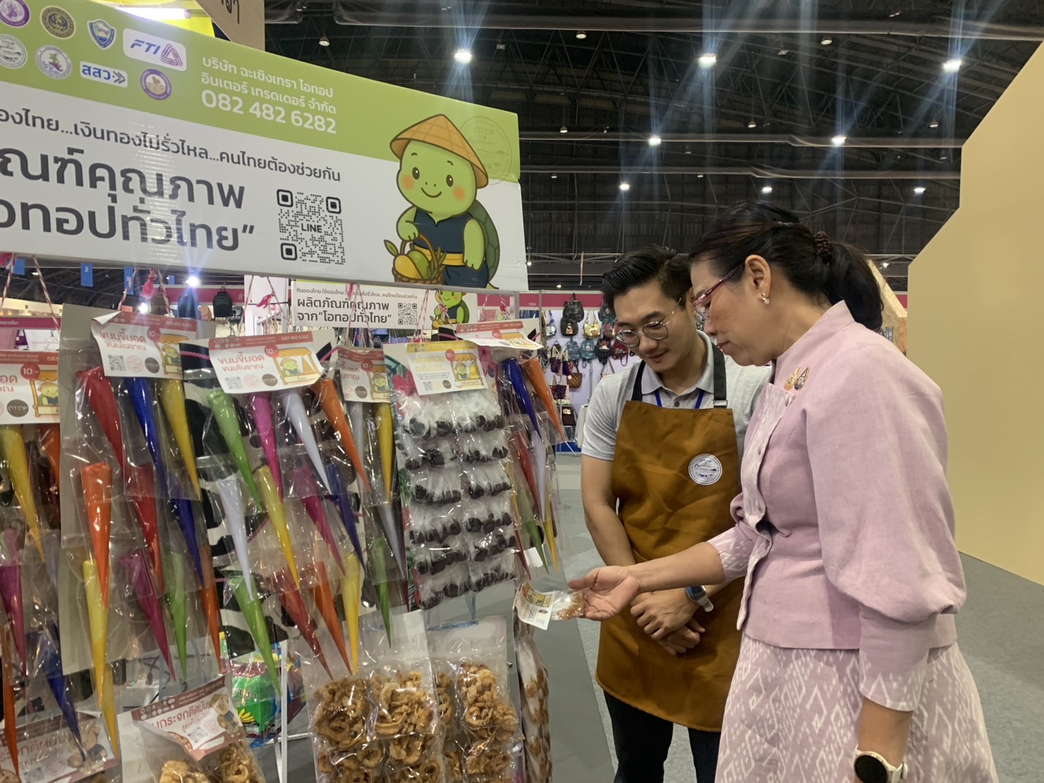 🛍️พช.ฉะเชิงเทรา นำผู้ผลิต ผู้ประกอบการ OTOP ร่วมจำหน่ายในงานศิลปาชีพ ประทีปไทย OTOP หลอมดวงใจ ด้วยพระบารมี (วันที่ 6)