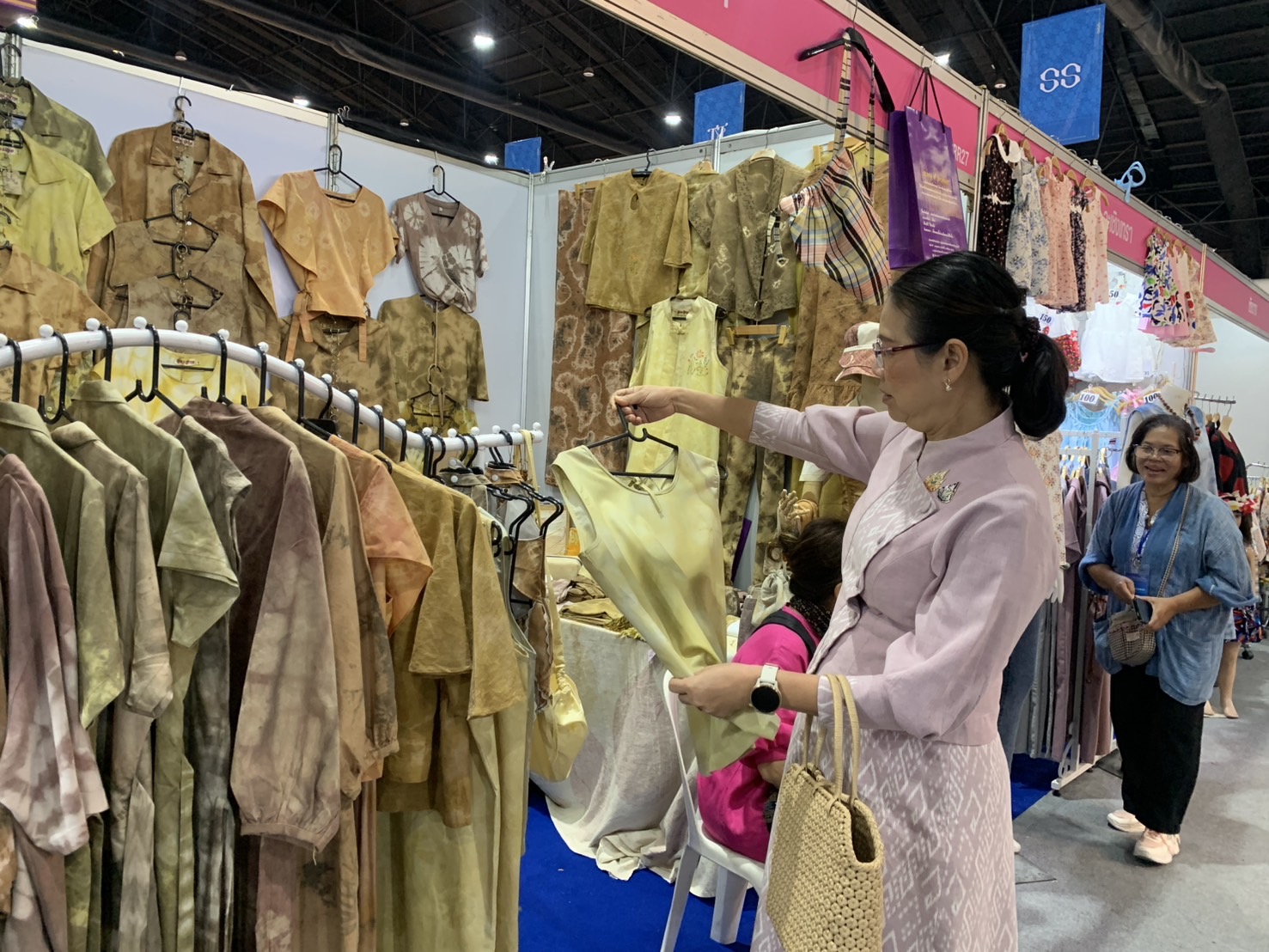 🛍️พช.ฉะเชิงเทรา นำผู้ผลิต ผู้ประกอบการ OTOP ร่วมจำหน่ายในงานศิลปาชีพ ประทีปไทย OTOP หลอมดวงใจ ด้วยพระบารมี (วันที่ 6)